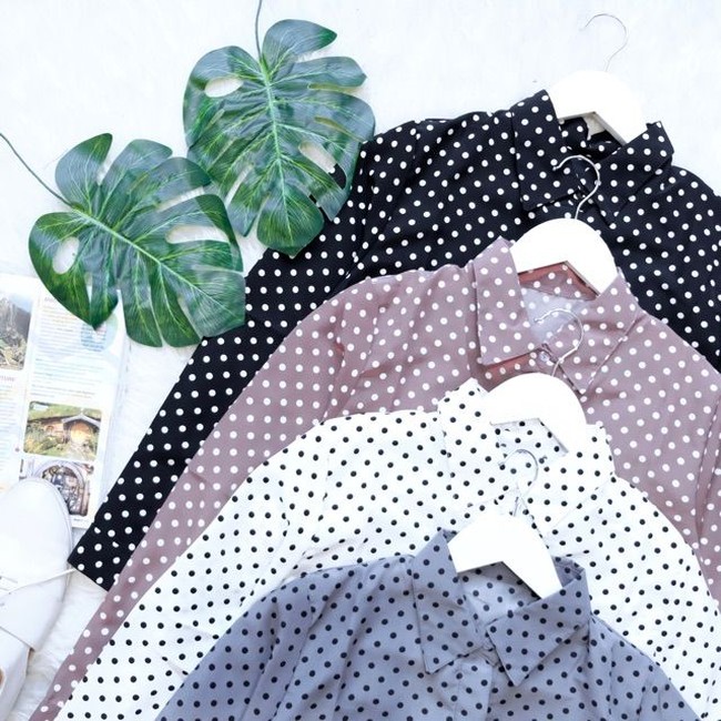 Kemeja bermotif polka dot bisa menjadi atasan andalan untuk dipakai ke universitas. Pilihan Ls6732 Alma DOTTY BASIC Woman SHIRT dari kiyoribylins berikut pun dapat dipertimbangkan. Harganya Rp 62 ribuan. Foto: dok. Shopee