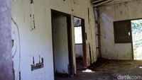 Rumah-rumah ini rusak ditinggal penghuninya.