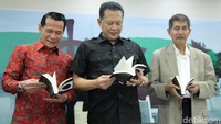 Bambang Soesatyo (tengah) membaca buku yang diluncurkan oleh Rizal Djalil.