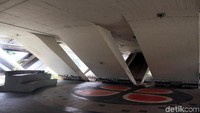 Nampak seorang warga beristirahat di salah satu bangku taman yang berada di kolong Jembatan Semanggi.