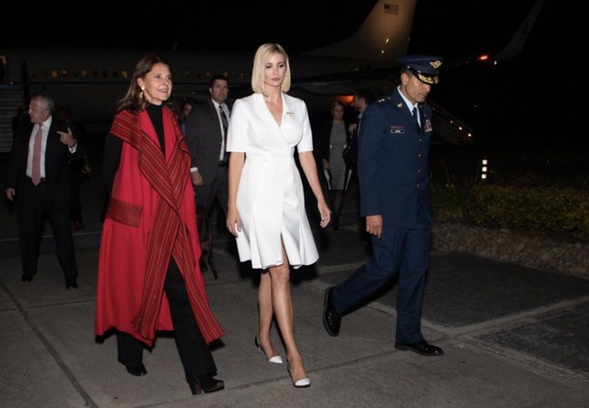 Ivanka melengkapi momen tersebut dengan gaun putih bergaya shirtdress dan heels senada. (Foto: Twitter/IvankaTrump)