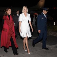 Ivanka melengkapi momen tersebut dengan gaun putih bergaya shirtdress dan heels senada. (Foto: Twitter/IvankaTrump)
