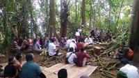 Di Situs Gunung Dukuh Jagabaya warga berdoa. Sebelum berdoa, warga melaksanakan penyembelihan kambing (embe) kendit berwarna hitam yang dimasak dan dimakan bersama-sama (Dadang Hermansyah/detikcom)