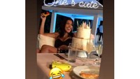 Kue Ulang Tahun Kourtney Kardashian Ke-40. Kourtney Kardashian merayakan ulang tahun ke-40 pada April 2019, namun ia merayakannya di bulan berikutnya dengan kue cantik dua tingkat saat berlibur bersama teman-temannya. Foto: Istimewa
