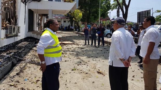 Ke Papua, Menteri Basuki Tinjau Sederet Bangunan Rusak