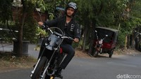 Sebagaimana fungsinya untuk menerabas medan offrad, motor ini memiliki ground clearance setinggi 300mm.