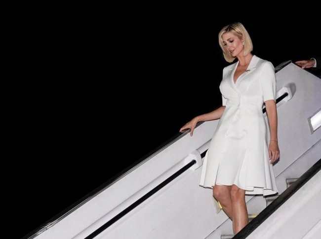 Ivanka Trump, putri sekaligus penasihat Presiden AS Donald Trump, tengah melakukan kunjungan dinas ke Amerika Latin. Tiba di Bogota, Kolombia, Senin (2/9/2019), Ivanka muncul dengan gayanya yang stylish. Namun, kali ini dengan hair-do yang baru. (Foto: Twitter/IvankaTrump)
