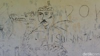 Coretan tersebut menggambarkan dua sejoli yang berhubungan intim. Kemudian disamping gambar itu terdapat gambar ular yang menghadap dua sejoli itu. Kemudian ada gambar pria mengenakan udeng dengan kumis tebal.