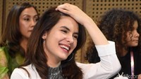 Dara berusia 18 tahun itu terlihat manis kala tertawa. Pool/Noel/detikFoto.