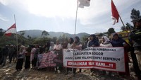 Warga membentuk pagar betis menolak penggusuran. ANTARA FOTO/Yulius Satria Wijaya.