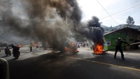 Aksi di jalur utama Puncak Bogor tersebut sebagai bentuk penolakan penggusuran yang dilakukan Pemerintah Kabupaten Bogor di Kampung Naringgul. ANTARA FOTO/Yulius Satria Wijaya.
