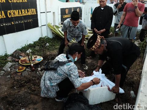 Warga Karawang Ritual Kubur Kepala Kerbau untuk Tolak Bala