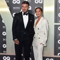 Victoria Beckham tentu memakai salah satu setelan dari koleksi fashion line miliknya. Adapun atasan dipakai tanpa dalaman sehingga meninggalkan kesan seksi pada penampilan ibu empat anak ini. (Foto: Jeff Spicer/Getty Images)