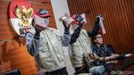 KPK Tunjukkan Barang Bukti OTT Bupati Bengkayang