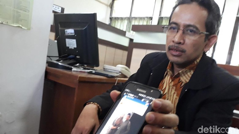 Keluarga Penulis Disertasi 'Seks Halal di Luar Nikah' Diteror Keluarga Penulis Disertasi 'Seks Halal di Luar Nikah' Diteror