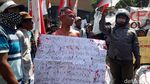 Bawa Keranda Mayat, Warga Pasuruan Tolak Relokasi