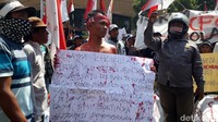 Setibanya di kantor bupati, warga langsung bersolawat dan mengibar-ngibarkan puluhan bendera. Mereka juga membaca puisi dan bergantian berorasi.