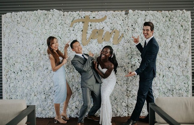 Mereka belajar tentang dia (Edna) menghabiskan sebagian besar waktu luangnya bekerja untuk membangun perusahaan saya (sekarang perusahaan kami, tentu saja), dan juga dia secara finansial mendukung saya pada saat itu. Saya sengaja merahasiakannya karena itu memalukan, tetapi mereka akhirnya mengetahui bahwa putra mereka yang beruntung, ujar Tan Foto: Facebook Edna Sophia