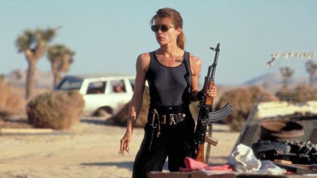 Linda Hamilton saat tampil di film 'Terminator 2'.