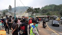 Kini kondisi arus lalu lintas di jalur Puncak, normal. Situasi di lokasi pembongkaran bangunan tanpa izin di dekat Masjid Attaawun, kondusif usai aksi warga bakar ban menolak pembongkaran.