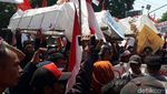 Bawa Keranda Mayat, Warga Pasuruan Tolak Relokasi