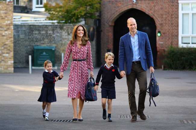 Kate Middleton ikut mengantar Putri Charlotte ke sekolah di hari pertamanya sebagai murid Thomass Battersea di London, Inggris, Kamis (5/9/2019). Mereka datang bersama Pangeran William dan kakak Charlotte, Pangeran George, yang juga murid di sekolah tersebut. (Foto: Aaron Chown - WPA Pool/Getty Images)