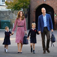 Kate Middleton ikut mengantar Putri Charlotte ke sekolah di hari pertamanya sebagai murid Thomass Battersea di London, Inggris, Kamis (5/9/2019). Mereka datang bersama Pangeran William dan kakak Charlotte, Pangeran George, yang juga murid di sekolah tersebut. (Foto: Aaron Chown - WPA Pool/Getty Images)