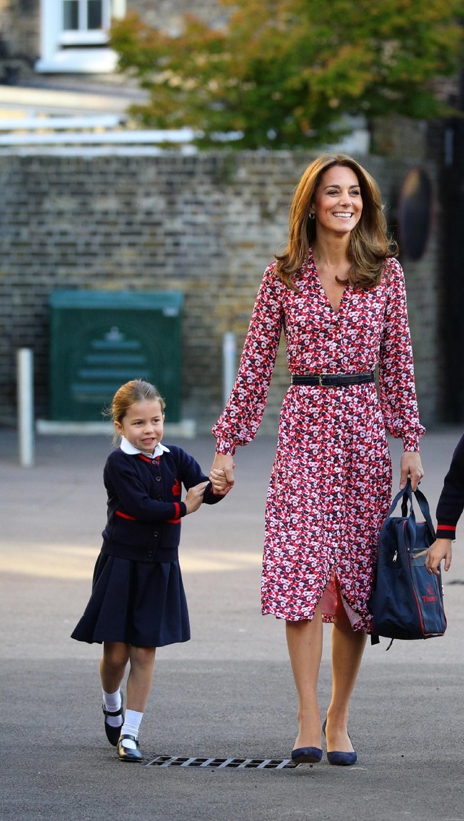 Kesempatan tersebut juga dimanfaatkan Kate Middleton untuk memamerkan hair-do baru. Rambut panjangnya kini bergaya blow-dried yang maksimal. (Foto: Aaron Chown - WPA Pool/Getty Images)