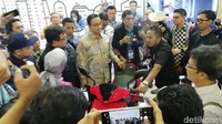 Kunjungan Anies dimulai dengan menghampiri booth motor listrik Gesits.