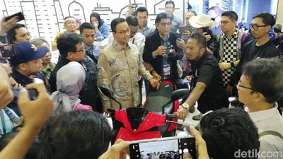 Anies Cuci Mata Lihat Aneka Kendaraan Listrik