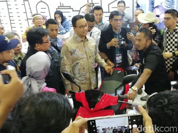 Anies Cuci Mata Lihat Aneka Kendaraan Listrik