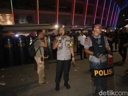 Polisi berusaha menenangkan suporter tuan rumah.
