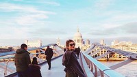 Berpose di depan salah satu bangunan bersejarah di London, St. Pauls Cathedral. (sophiesumner8/Instagram)
