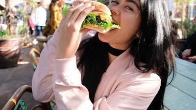 Cantiknya Istri Bima Aryo, Dokter Gigi yang Suka Makanan Manis