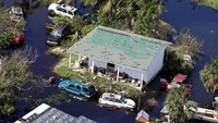 Penampakan dari udara sejumlah kendaraan rusak dan terendam banjir usai Badai Dorian menerjang wilayah Kepualauan Bahama. Joe Skipper/Reuters.