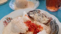 Meski berasal dari Kandangan, Kalsel tetapi ketupat ini dikenal di berbagai wilayah Kalimantan. Disajikan dengan telur rebus bebek dan sambal khas yang pedas menyengat. Foto : Indtagram @rinihasrita