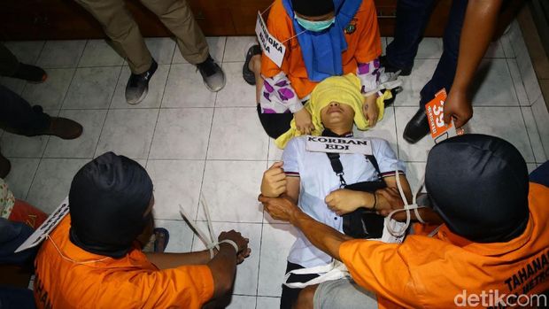 Aulia dan 2 eksekutor peragakan adegan saat membunuh Pupung.