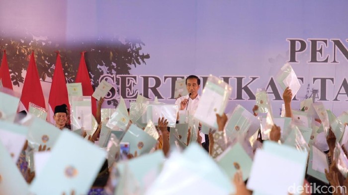 Presiden Jokowi bagi-bagi sertifikat tanah di Pontianak-Kalbar