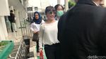 Senyum Roro Fitria Tanpa Baju Tahanan Jelang Persidangan
