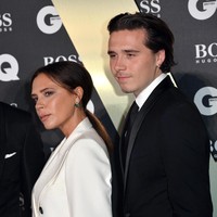 Setelah konflik berkepanjangan sejak persiapan pernikahan pada 2022, Brooklyn Beckham mengumumkan di Instagram Story bahwa dia tidak akan berdamai dengan orangtuanya, David dan Victoria Beckham. Ia menuding keluarganya manipulatif dan terlalu mengontrol kehidupan pribadi bersama istrinya, Nicola Peltz. Foto: Jeff Spicer/Getty Images