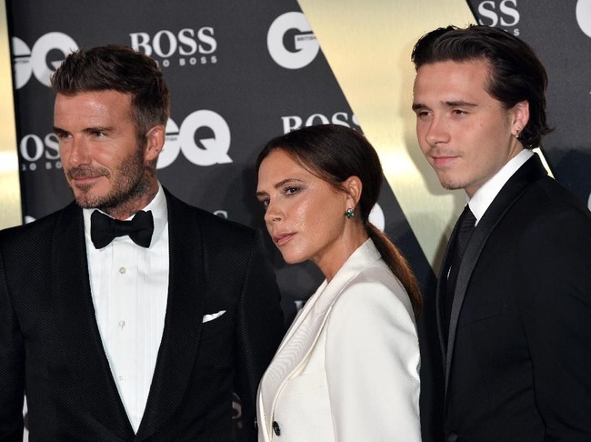 Setelah konflik berkepanjangan sejak persiapan pernikahan pada 2022, Brooklyn Beckham mengumumkan di Instagram Story bahwa dia tidak akan berdamai dengan orangtuanya, David dan Victoria Beckham. Ia menuding keluarganya manipulatif dan terlalu mengontrol kehidupan pribadi bersama istrinya, Nicola Peltz. Foto: Jeff Spicer/Getty Images