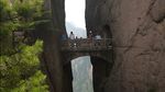 Foto: Jembatan Manusia Abadi di China