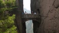 Tapi resikonya pun sangat besar. masyarakat seringkali jatuh dan meninggal dari jalan ini. Pada tahun 1987 dibuatlah Buxian Bridge untuk sedikit membantu masyarakat setempat. (Tripadvisor)