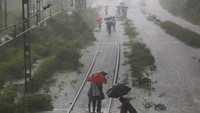 Kereta api yang membawa ribuan penumpang ke tempat kerja dihentikan di banyak rute imbas hujan deras yang menimpa Mumbai, India.