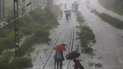Jadwal Kereta dan Penerbangan Terganggu Imbas Hujan Deras di Mumbai
