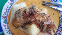 Telur bebek yang murah dan mudah didapat jadi pelengkap ketupat Kandangan. Selain direbus juga dibuat telur asin. Bikin rasa ketupat makin gurih enak. Foto : Indtagram @kulinerbanua