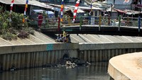 Mereka duduk persis di pinggir turap.