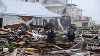 Sejumlah warga yang sebelumnya mengungsi ke tempat-tempat aman, mulai kembali usai Badai Dorian bergerak meninggalkan kawasan Kepulauan Bahama. Warga kembali ke rumah mereka untuk menyelamatkan sejumlah benda berharga. Dante Carrer/Reuters.