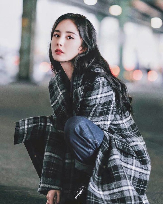 Bukan hanya sekali aktris berusia 32 tahun ini menjadi sensasi. Sebelumnya pada Maret 2018, Yang Mi mendapat kecaman setelah ia terlihat di Universal Studio Jepang, di Osaka dengan seorang pria. Foto: Instagram