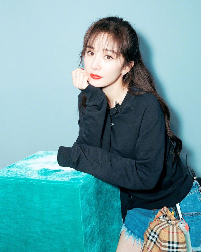 Terlepas dari kontroversinya, Yang Mi memang dikenal sebagai aktris populer di China. Wanita kelahiran 1986 ini dijuluki ratu mode karena sosoknya yang jadi model banyak merek fashion ternama. Foto: Instagram